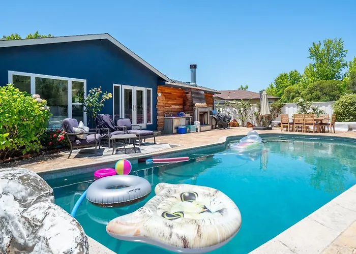 Family Friendly 3Bed ,2Bath Pool, Hot-Tub, Cold Plunge, Sleeps 8